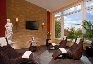 TV a/nebo společenská místnost v ubytování Dorint MARC AUREL Spa & Golf Resort