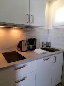 Kuchyň nebo kuchyňský kout v ubytování Apartment Mima with Sea View