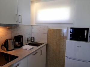 Kuchyň nebo kuchyňský kout v ubytování Apartment Mima with Sea View
