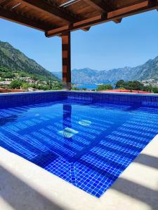einen Pool mit Bergblick in der Unterkunft Villa Vista Real in Kotor
