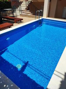 ein Pool mit blauem Wasser in einem Gebäude in der Unterkunft Villa Vista Real in Kotor