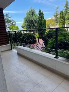 balcón con barandilla y vistas al jardín en Rich-3 SP apartments en Ravda