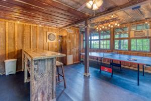 Habitación con paredes y mesas de madera en una cabaña. en Secluded Sunrise Ridge-10 Min From Blue Ridge, King Beds, Hot Tub, 2 Porches, Fireplace Wood Burning, Mountain View, Cozy, en Blue Ridge