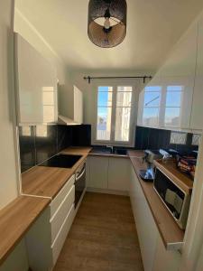 Kuchyň nebo kuchyňský kout v ubytování Chambre cosy et proche des sites Olympiques + 16 fotografií