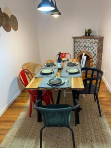 a dining room table with chairs and a fireplace at Memórias de Setúbal AL in Setúbal