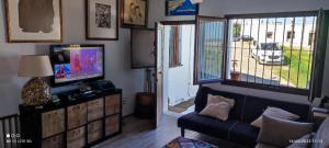 A television and/or entertainment centre at Alquiler Casita en Facinas
