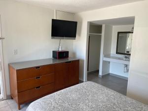 1 dormitorio con TV en la parte superior de un tocador en The Atlantic en Myrtle Beach