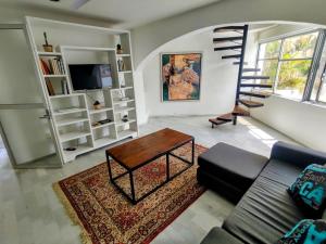 uma sala de estar com um sofá e uma mesa em casa HIKURI em Cancún