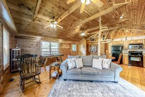 sala de estar con sofá y techo de madera en Stone Bridge Retreat, en Sevierville