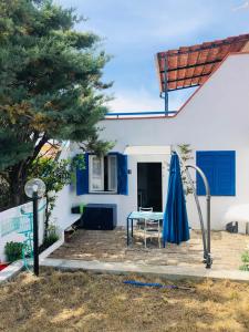 斯卡萊亞的住宿－La Pedrosa 83，一个带桌子和蓝伞的庭院