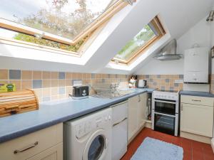 une cuisine avec laveuse et sécheuse dans l'établissement Parkfield Cottage, à Sturminster Marshall