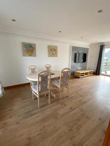 una sala da pranzo con tavolo e sedie di Pure Apartments Fife - Dunfermline West a Oakley