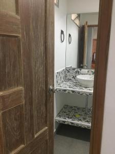Een badkamer bij CASA JURADO