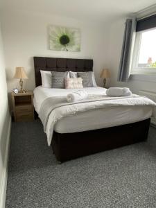 1 dormitorio con 1 cama grande y 2 almohadas en Pure Apartments Fife - Dunfermline West, en Oakley