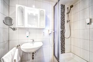 Koupelna v ubytování Hotel Alt Montjoie + 37 fotografií
