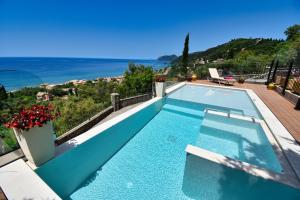 Бассейн в Casa Tramonto Beach View Agios Gordios Corfu или поблизости