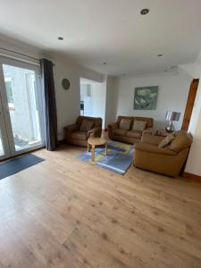 Sala de estar con 2 sofás y mesa en Pure Apartments Fife - Dunfermline West, en Oakley
