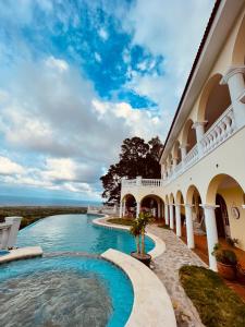 Bazén v ubytování El Castillo Tropical nebo v jeho okolí