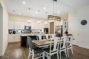 Una cocina y un comedor con mesa y sillas. en Ocean View Beach Club --- 2 Middlesex Drive, en Frankford