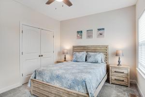 Un dormitorio con una cama y un ventilador de techo. en Ocean View Beach Club --- 2 Middlesex Drive, en Frankford 48 fotos más