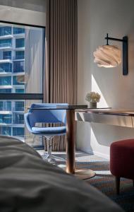 吉隆坡的住宿－吉隆坡阿玛瑞酒店，客房设有桌子、椅子和窗户。