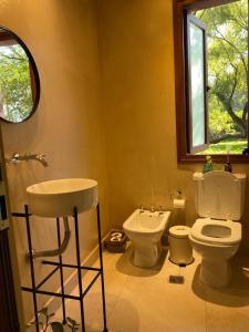 uma casa de banho com um WC, um lavatório e uma janela em ANTAKARANA em Lozano