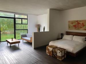Postel nebo postele na pokoji v ubytování BEE Suites Santa Ana
