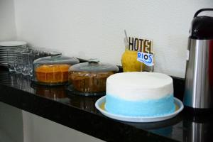 ein Tisch mit einem Kuchen und einigen Gläsern mit Essen in der Unterkunft HOTEL RIOS - BALSAS in Balsas