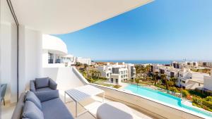 Bazén v ubytovaní Higueron West II - Luxury new built 3 bed apartmen alebo v jeho blízkosti