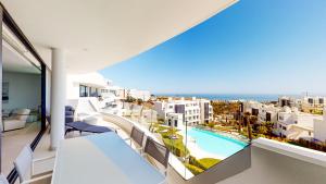 Bazén v ubytovaní Higueron West II - Luxury new built 3 bed apartmen alebo v jeho blízkosti