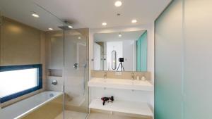 Kúpeľňa v ubytovaní Higueron West II - Luxury new built 3 bed apartmen