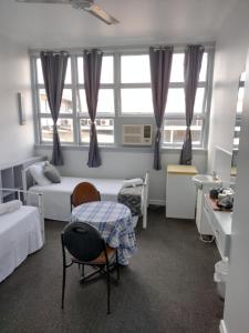 um quarto com duas camas e uma mesa em Ayr Hotel em Ayr