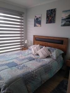 トメにあるCasa en Pingueralの枕が2つ付いたベッドと窓のある寝室 +14枚の写真