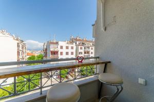 ein Paar Hocker auf einem Balkon mit einem Herzband in der Unterkunft Apartment Dora in Trogir
