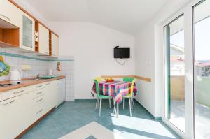 Kuchyňa alebo kuchynka v ubytovaní Apartments Ruzica M