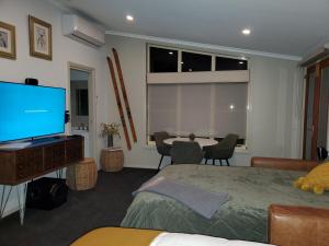ジンダバインにあるLakeside Studioのベッドルーム(テレビ、テーブル、椅子付)