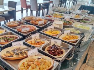 函館市にあるホテル函館ロイヤル(BBHホテルグループ)のテーブルの上に並ぶ様々な種類の料理を楽しめます。