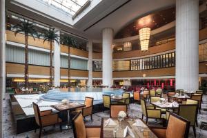 A restaurant or other place to eat at Crowne Plaza Wuxi City Center