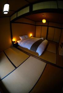 HA-MON Slope Side Hotel and Private Chalet客房内的一张或多张床位