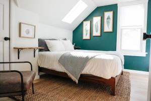 1 dormitorio con cama y pared verde en Stunning Westside Gem - Old Colorado City - Colorado Springs en Colorado Springs