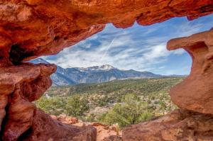 una vista desde la ventana de una formación rocosa en Stunning Westside Gem - Old Colorado City - Colorado Springs en Colorado Springs
