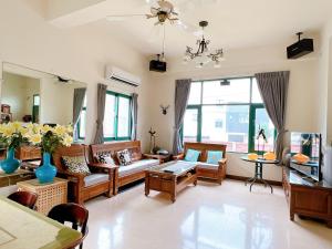 Azumaya guest house في ماغونغ: غرفة معيشة مع أريكة وطاولة