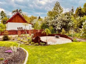 Taman di luar Apartmánový dům 13 Podkroví 2