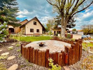 Taman di luar Apartmánový dům 13 Podkroví 2