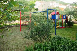 une aire de jeux dans un jardin avec une aire de jeux colorée dans l'établissement Room in BB - Delightfull room for 2, à Promajna