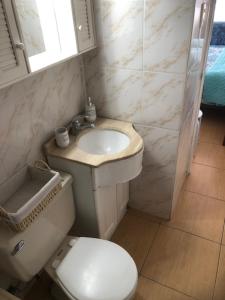 Un baño con un inodoro blanco y un lavabo. en Ocean View, en Viña del Mar 26 fotos más