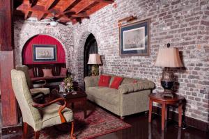 Area soggiorno di Copper and Lumber Store Hotel