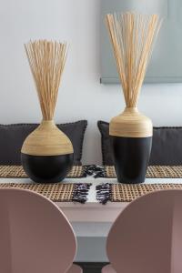 zwei Vasen auf einem Tisch in der Unterkunft Margaret's Unique Apartment in Péran Triovasálos