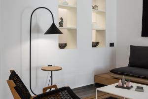 Péran TriovasálosにあるMargaret's Unique Apartmentのリビングルーム(黒い椅子、テーブル付)
