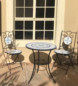 two chairs and a table and a table and two chairs at Birdsong Gardens in Quorn